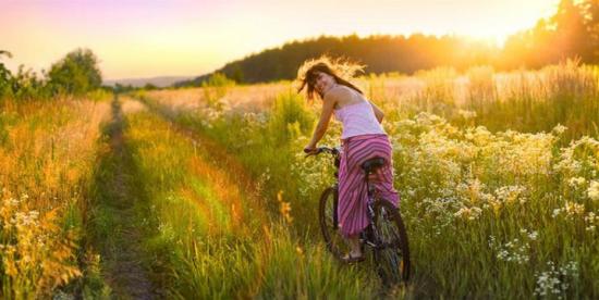 Fata pe bicicleta