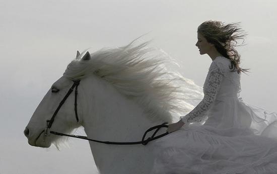 Femeie pe cal alb
