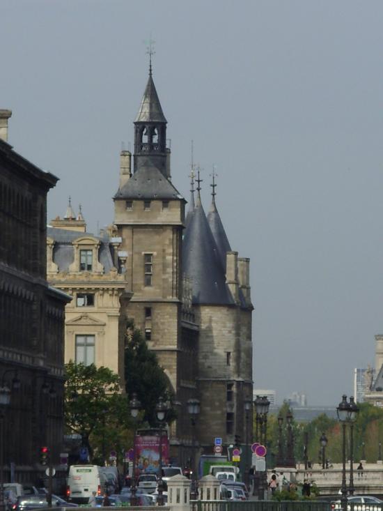 Conciergerie -la inceput castel medieval, apoi puscarie - aici a fost inchisa inclusiv Regina Marie Antoinette inainte sa fie ghilotinata, se afla in cea mai veche zona a Parisului, Ile de la Cite; astazi este in parte muzeu, in parte tribunal.