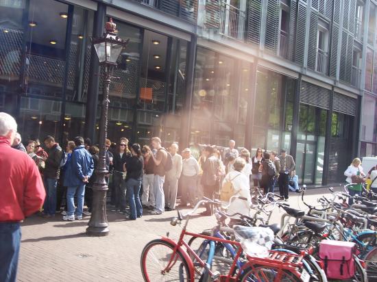 la coada la Casa Memoriala Anne Frank