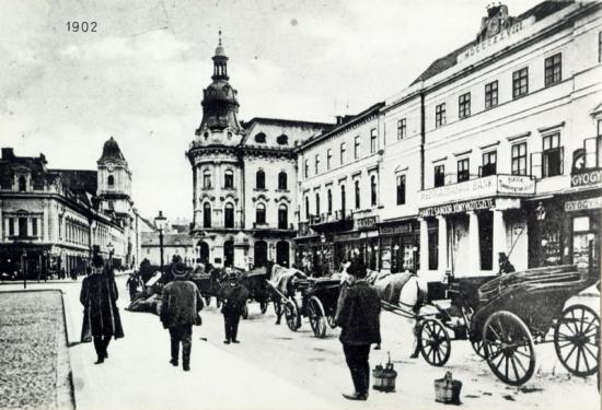 309-1902-birje si birjari in asteptarea clientior pe latura de vest a pietii Libertatii