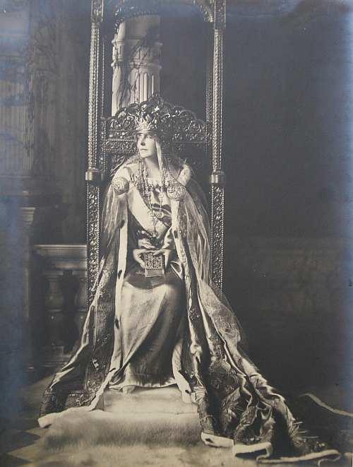Regina-Maria-pe-tron
