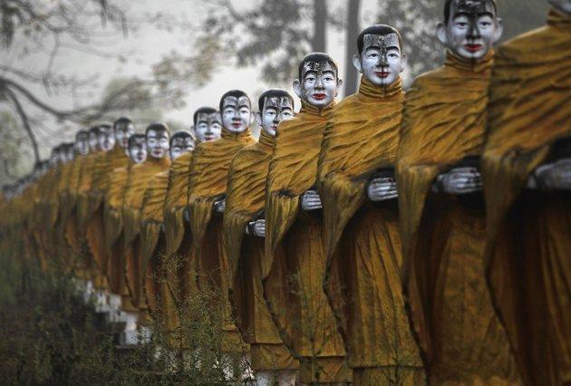 statui de monarhi budisti in Payathonzu - Tailanda