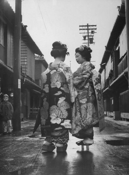 1946