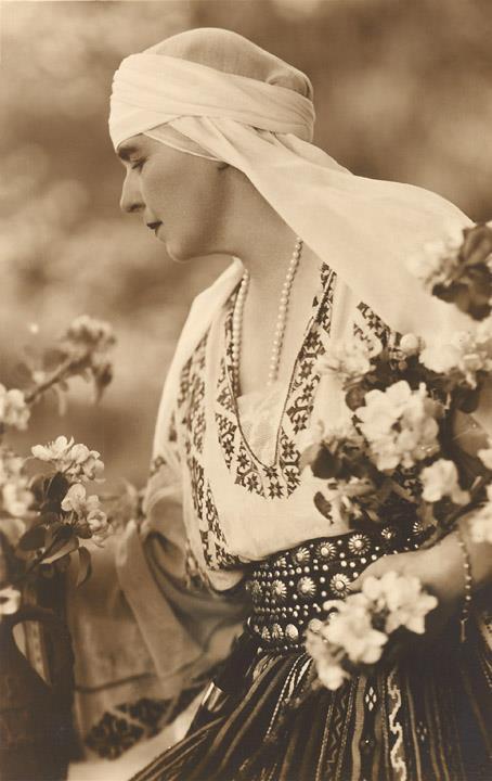Queen Marie of Romania wearing IIE, La Blouse Roumaine