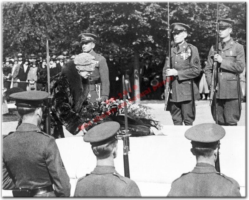 Queen Marie of Romania lays a wreath on the tomb of an unknown soldier, Arlington cemetery, 1930's.