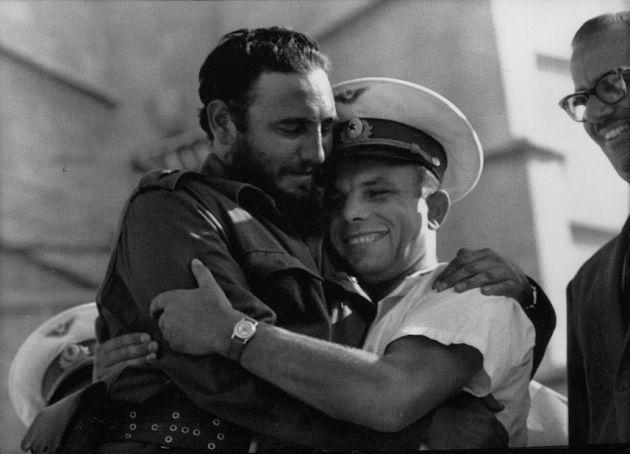 Fidel Castro il imbratiseaza tandru pe Yuri Gagarin (1961)