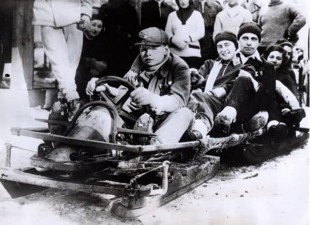 Foto rarissima: Prince Michel de Roumanie (SM le Roi Michel I aujord'hui) en tête d'un équipage de traîneau, avec sa tante, la Princess Ileana de Roumanie, Archiduchesse d'Autriche et son oncle, l'Archiduc Antoine de Habsbourg-Toscane...