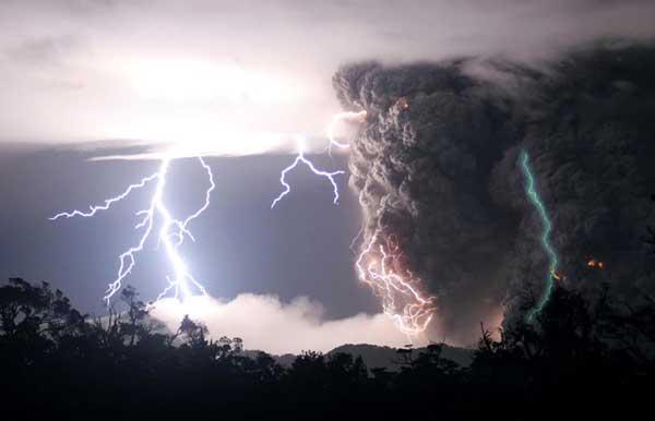 lightning-volcano2