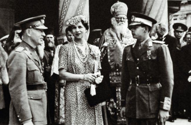 Generalul Ion Antonescu împreună cu Regele Mihai şi Regina Elena la ieşirea de la o slujbă religioasă)