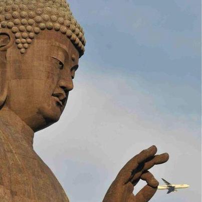 Budha jucandu-se c-un avion