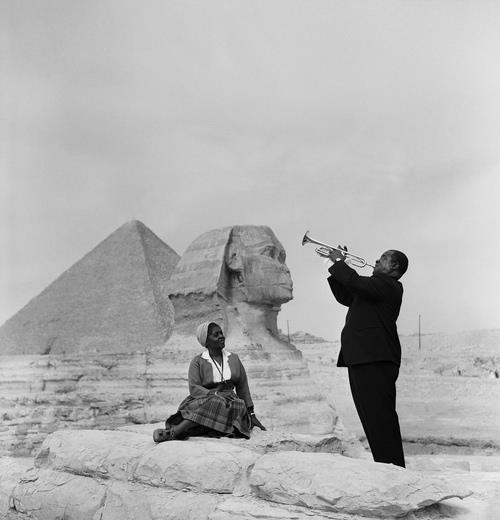 Louis Armstrong serenades his wife in front of the pyramids of Giza, 1961. Makes us all look bad.