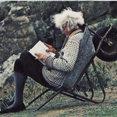 I libri sono l'alimento della giovinezza e la gioia della vecchiaia...