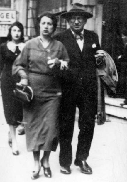 Ion Minulescu la braţ cu soţia lui, Claudia Millian.
