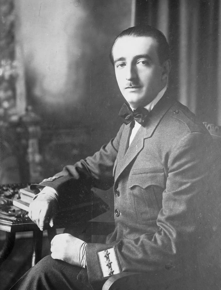 Primul Suveran al Albaniei a fost in 1914 Principele Wihelm de Wied (Mbret Vili I), nepotul de frate al Reginei Elisabeta a Romaniei. Acest Suveran a murit in exil in Romania in 1945