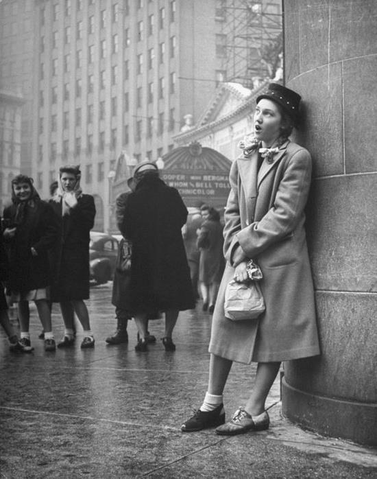 1945 girl singing in the street