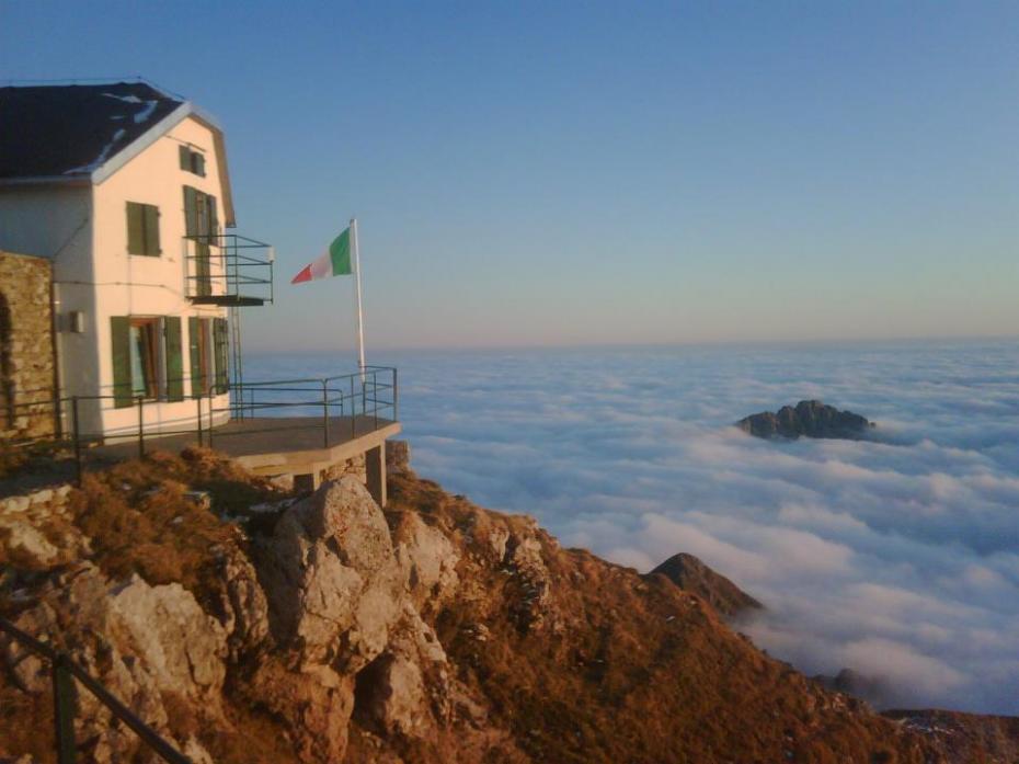 Il rifugio Brioschi, Grigna settentrionale.