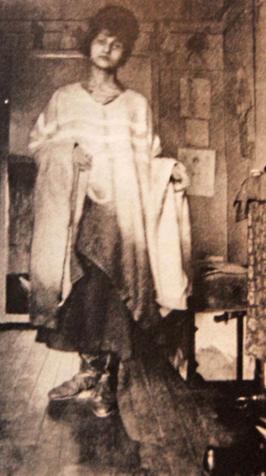 Jeanne-hebuterne-at-Amedeo-modigliani-atelier-in-montparnasse-paris-1919