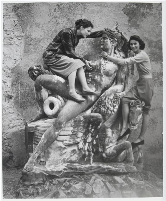 Brassai - Marie-José Lourau et Gilberte Brassaï dans les jardins Boboli, Florence, 1952.