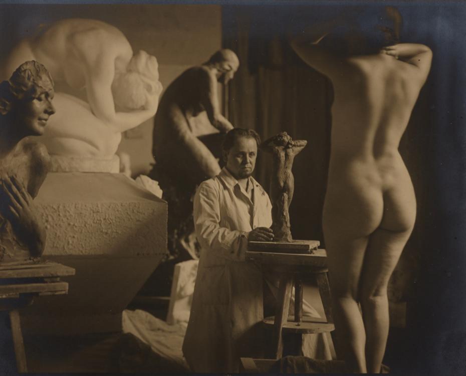 Rudolf Koppitz - The sculptor André Roder, Vienna, 1926.