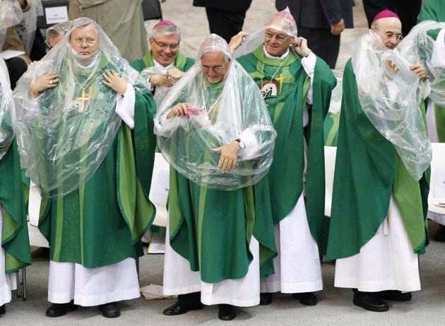 L' église a enfin dit oui au préservatif ! Mais on sent encore un manque de pratique ... Vous remarquerez qu' il s'agit des pères verts !  :-)