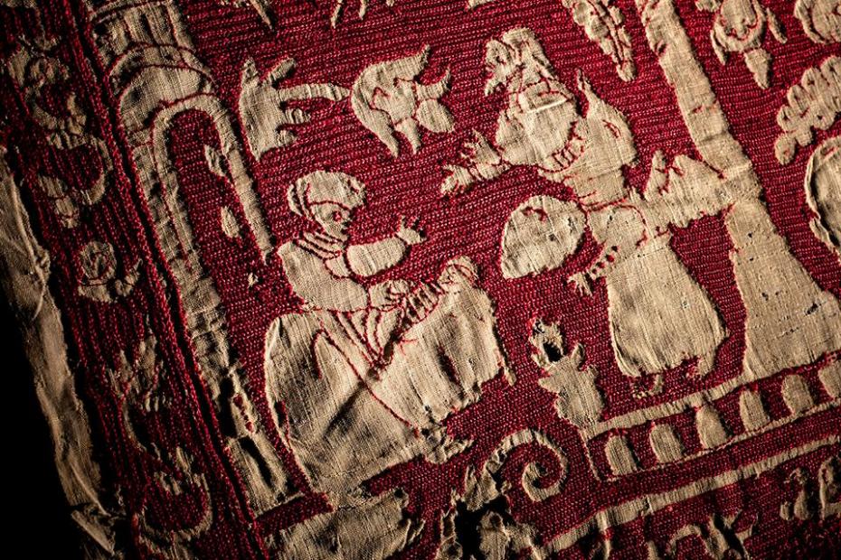 The Suardi's collection has lace and embroideries from different regions, everyone with particular themes and drawings. Here a northern European embroidery from the 17th century.