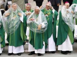 L' église a enfin dit oui au préservatif ! Mais on sent encore un manque de pratique ... Vous remarquerez qu' il s'agit des pères verts !  :-)
